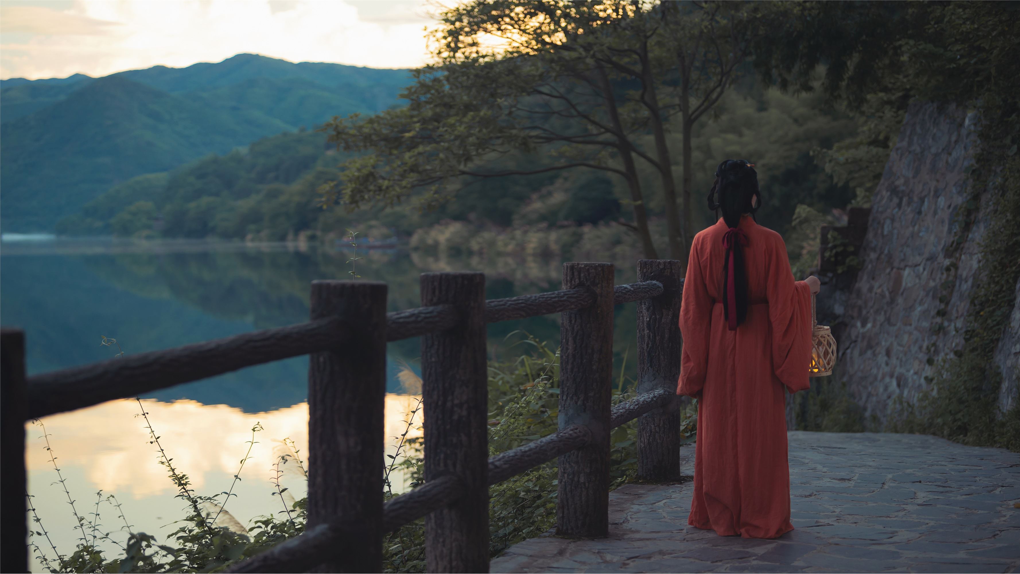 YITUYU艺图语 2021.09.08 人间忽晚 山河已秋 秦笙